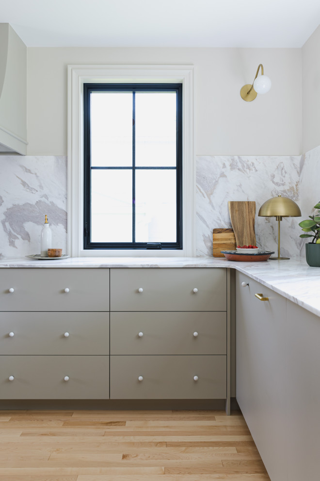 Example of a transitional kitchen design in Ottawa