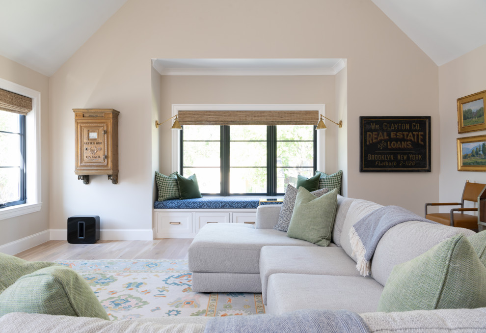 Foto de sala de estar tipo loft tradicional de tamaño medio con suelo de madera clara