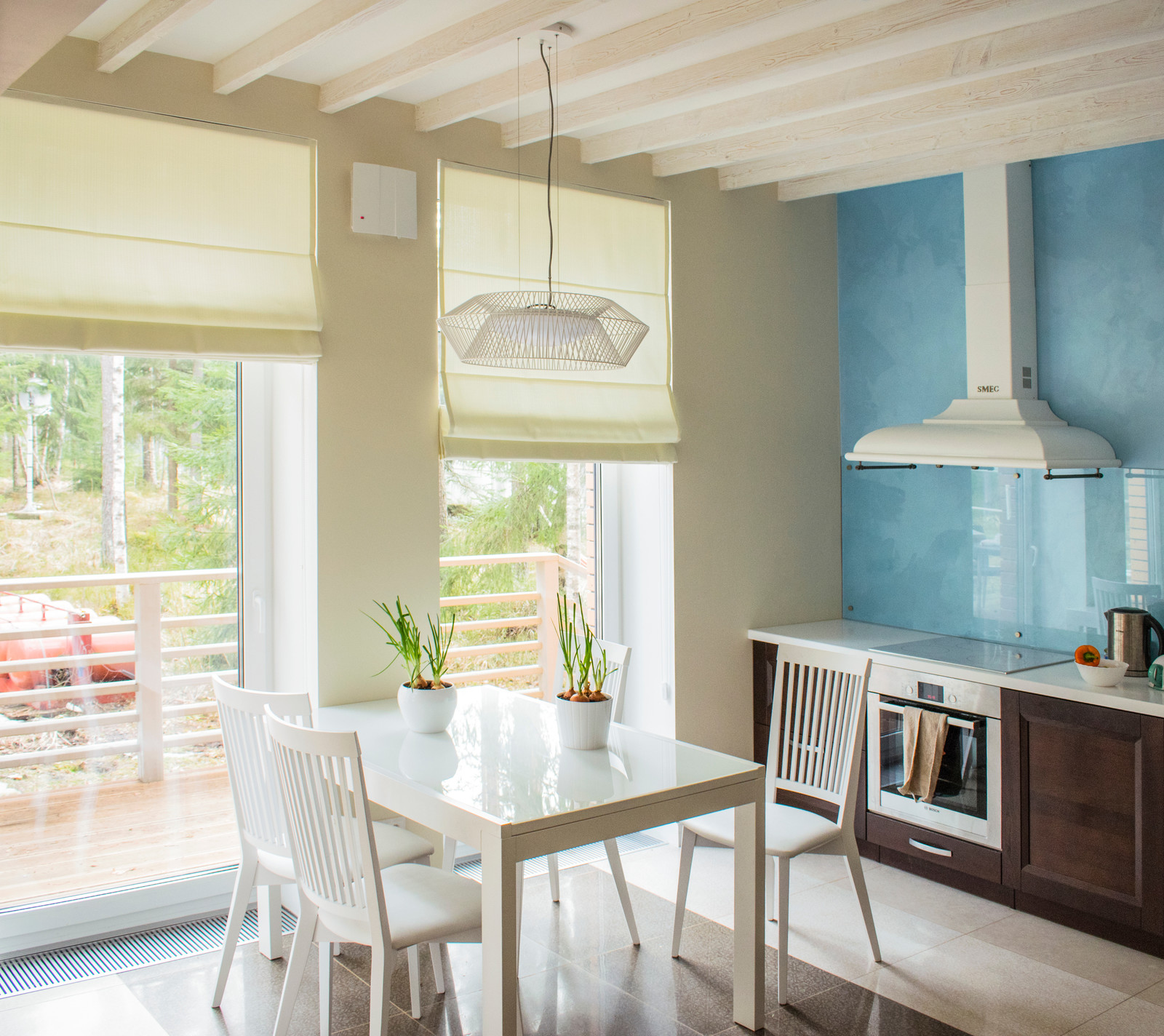 Римские шторы в интерьере кухни.