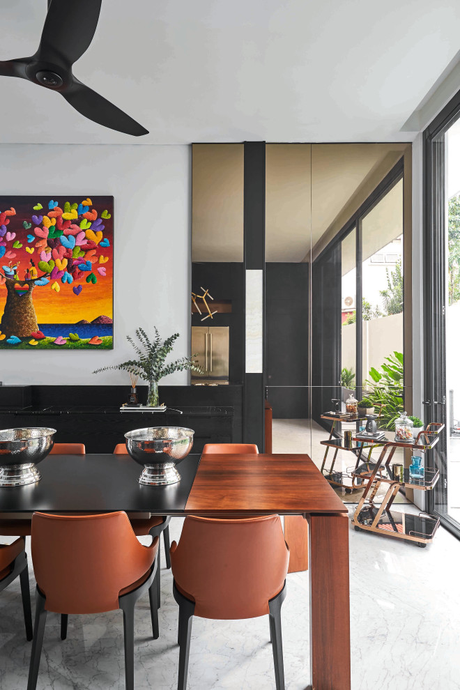Design ideas for a contemporary dining room in Singapore.