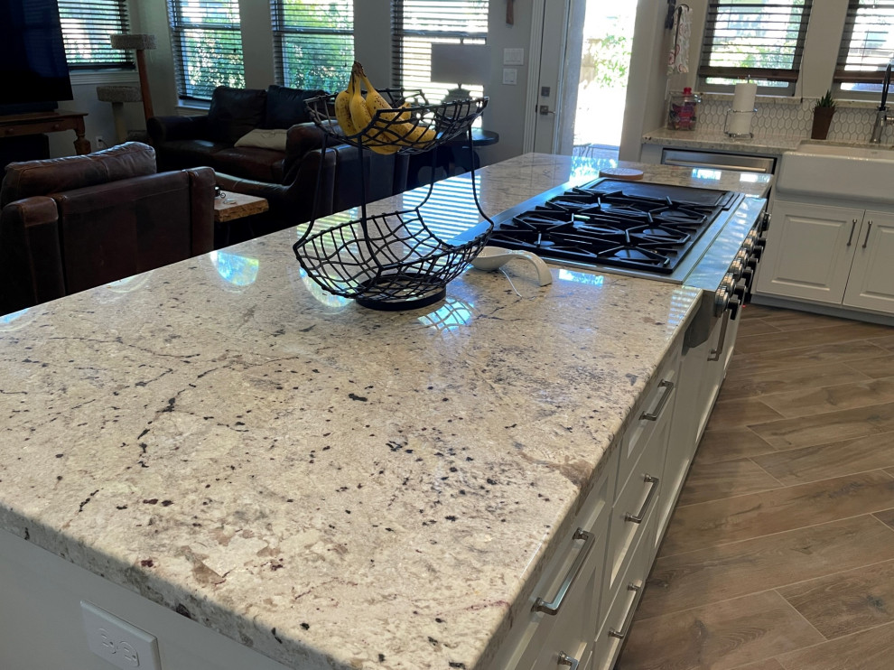 Kitchen - kitchen idea in Houston
