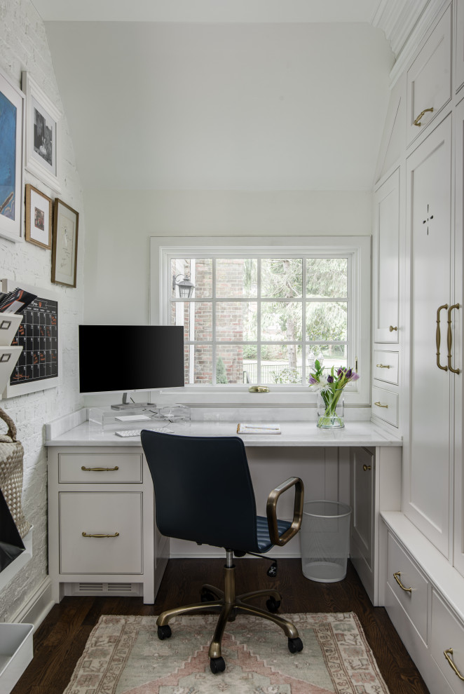 Kleines Klassisches Arbeitszimmer mit weißer Wandfarbe, braunem Holzboden und Einbau-Schreibtisch in Nashville