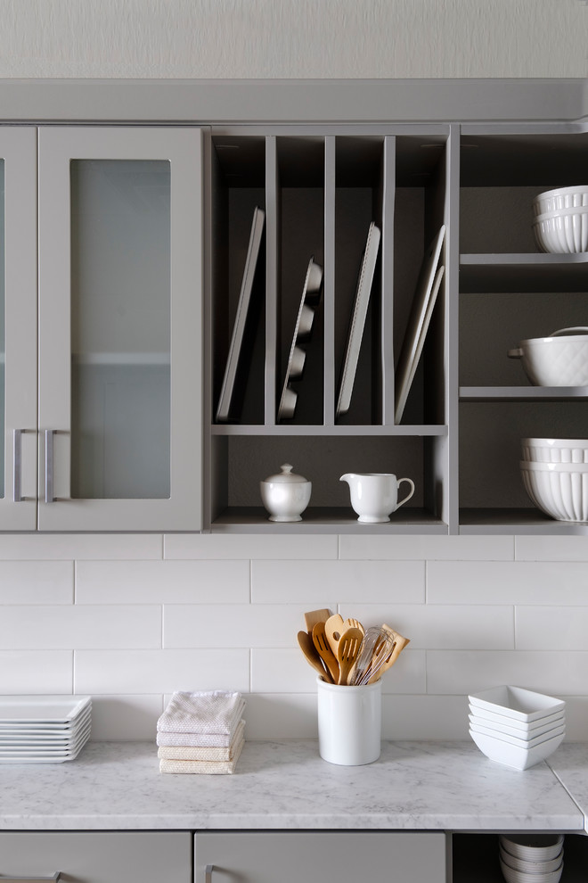 Example of a transitional home design design in Toronto