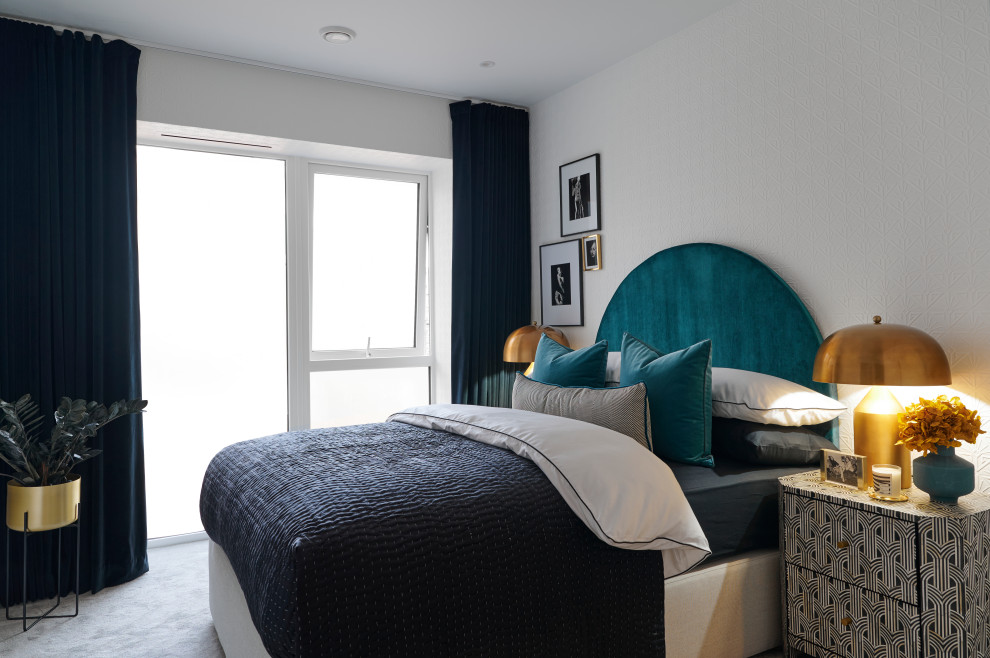Стильный дизайн: гостевая спальня среднего размера, (комната для гостей) в современном стиле с зелеными стенами, ковровым покрытием, серым полом и обоями на стенах - последний тренд