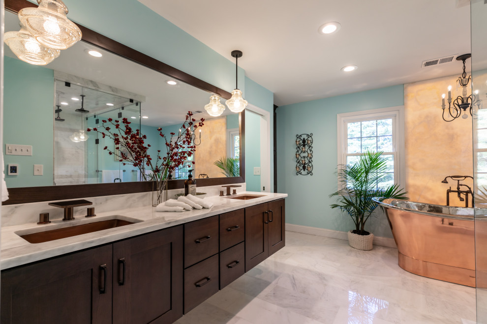 Inspiration för små moderna vitt en-suite badrum, med skåp i mörkt trä, ett fristående badkar, en dubbeldusch, en toalettstol med hel cisternkåpa, blå väggar, marmorgolv, marmorbänkskiva, grått golv och dusch med gångjärnsdörr