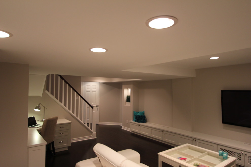Transitional home design photo in Toronto
