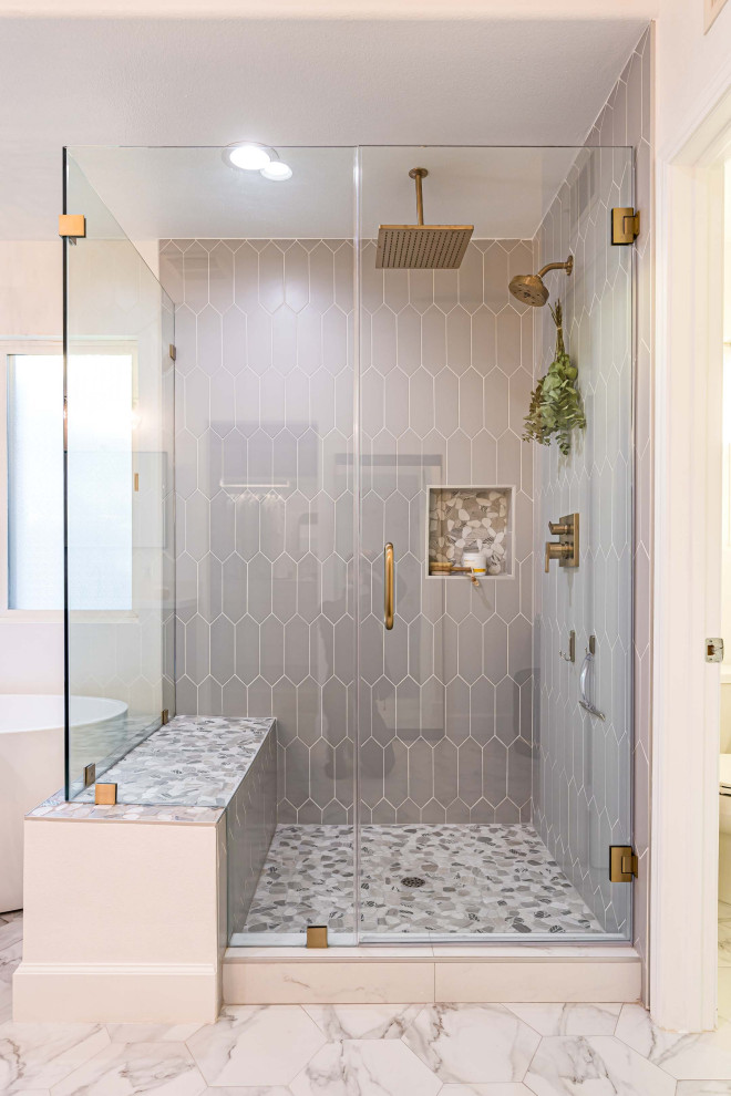Идея дизайна: большая главная, серо-белая ванная комната в стиле неоклассика (современная классика) с плоскими фасадами, фасадами цвета дерева среднего тона, отдельно стоящей ванной, угловым душем, унитазом-моноблоком, серой плиткой, керамогранитной плиткой, белыми стенами, мраморным полом, врезной раковиной, столешницей из искусственного кварца, разноцветным полом, душем с распашными дверями, белой столешницей, сиденьем для душа, тумбой под одну раковину, встроенной тумбой, потолком с обоями и обоями на стенах