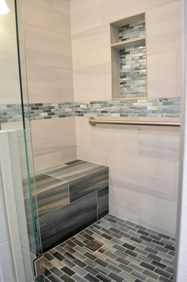 Пример оригинального дизайна: главная ванная комната среднего размера со стиральной машиной в стиле неоклассика (современная классика) с фасадами в стиле шейкер, белыми фасадами, душем в нише, синей плиткой, стеклянной плиткой, белыми стенами, полом из керамогранита, врезной раковиной, столешницей из кварцита, бежевым полом, душем с распашными дверями, бежевой столешницей, тумбой под две раковины, встроенной тумбой и сводчатым потолком