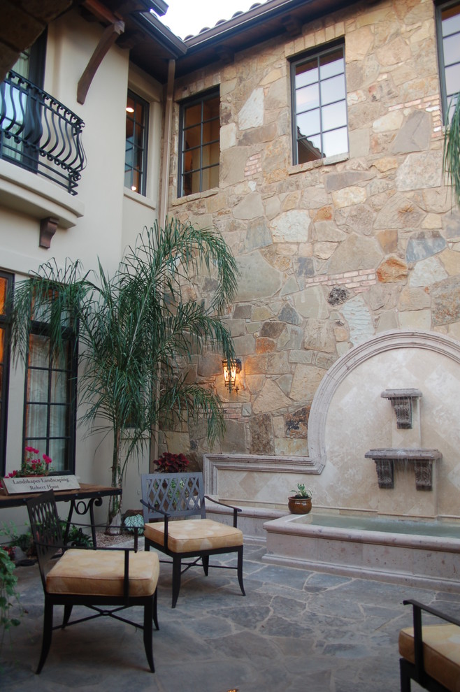 Photo of a traditional patio in Austin.