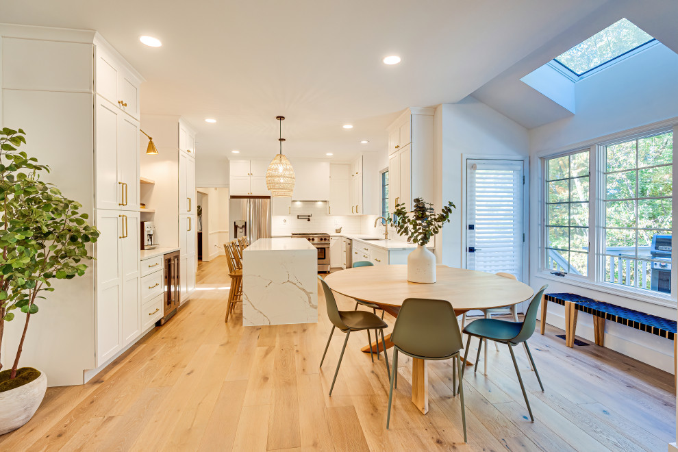 Свежая идея для дизайна: кухня-столовая среднего размера в стиле ретро с белыми стенами и полом из линолеума - отличное фото интерьера