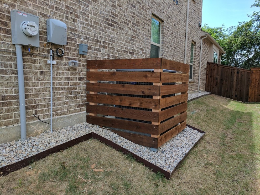 This is an example of a mid-sized transitional side yard garden in Dallas with with privacy feature and gravel.