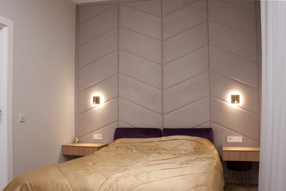 Ejemplo de dormitorio principal contemporáneo con paredes beige y suelo vinílico