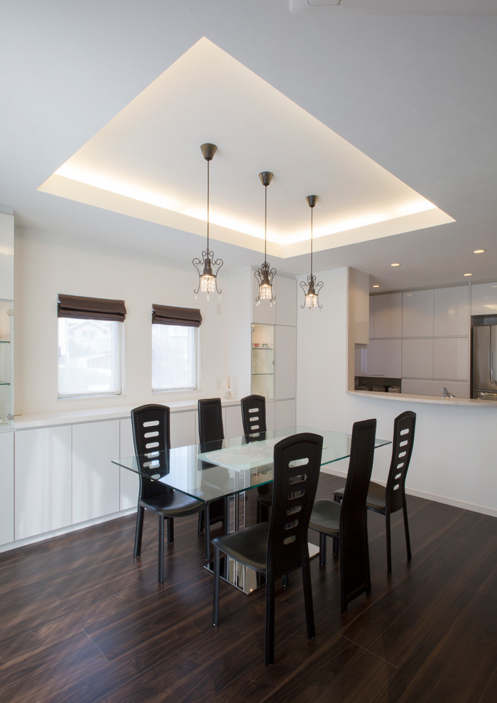 Inspiration for a mid-sized modern kitchen/dining combo in Yokohama with white walls, plywood floors and brown floor.