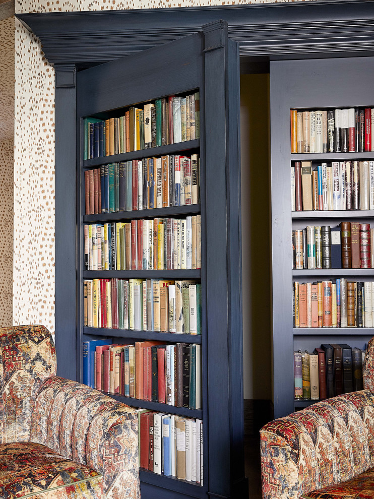 Idee per uno studio stile rurale con libreria, parquet scuro, pavimento marrone, soffitto a volta, carta da parati e pareti bianche