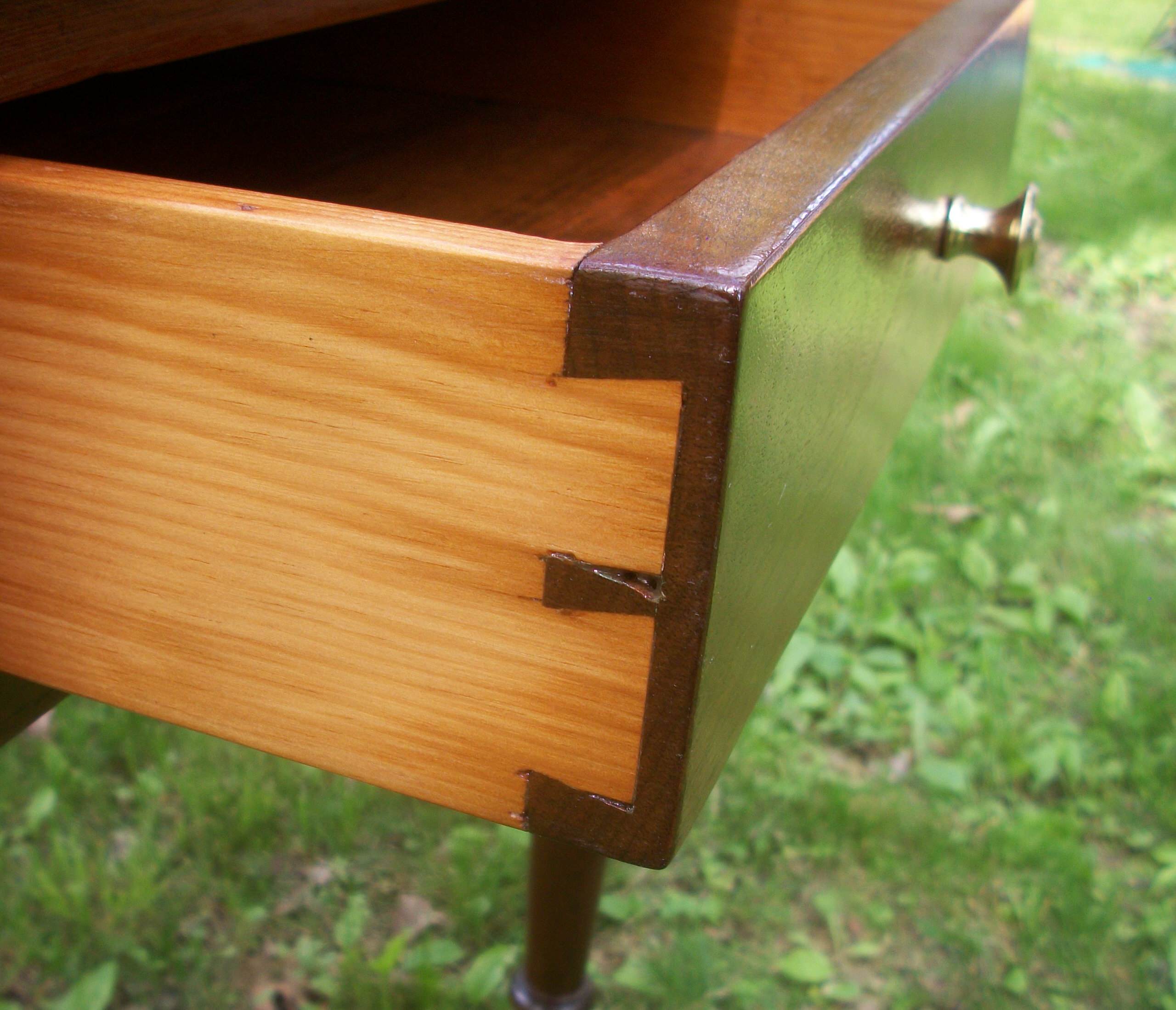 Шесть способов реставрации покрытия деревянной мебели своими руками в домашних условиях