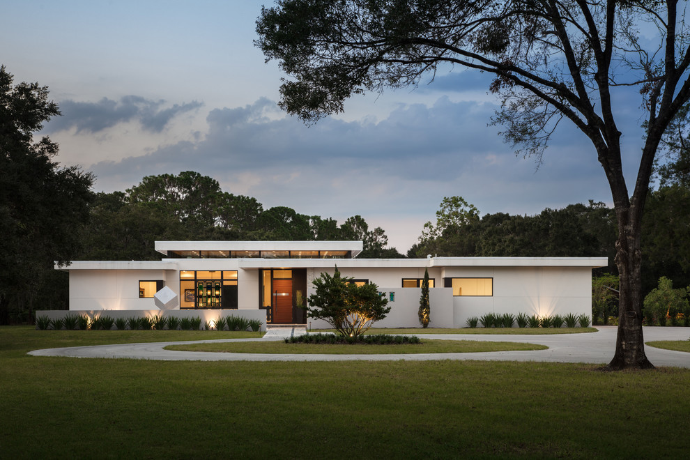 Design ideas for an expansive modern exterior in Tampa.