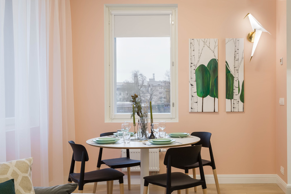 Идея дизайна: маленькая кухня-столовая с розовыми стенами и паркетным полом среднего тона без камина для на участке и в саду