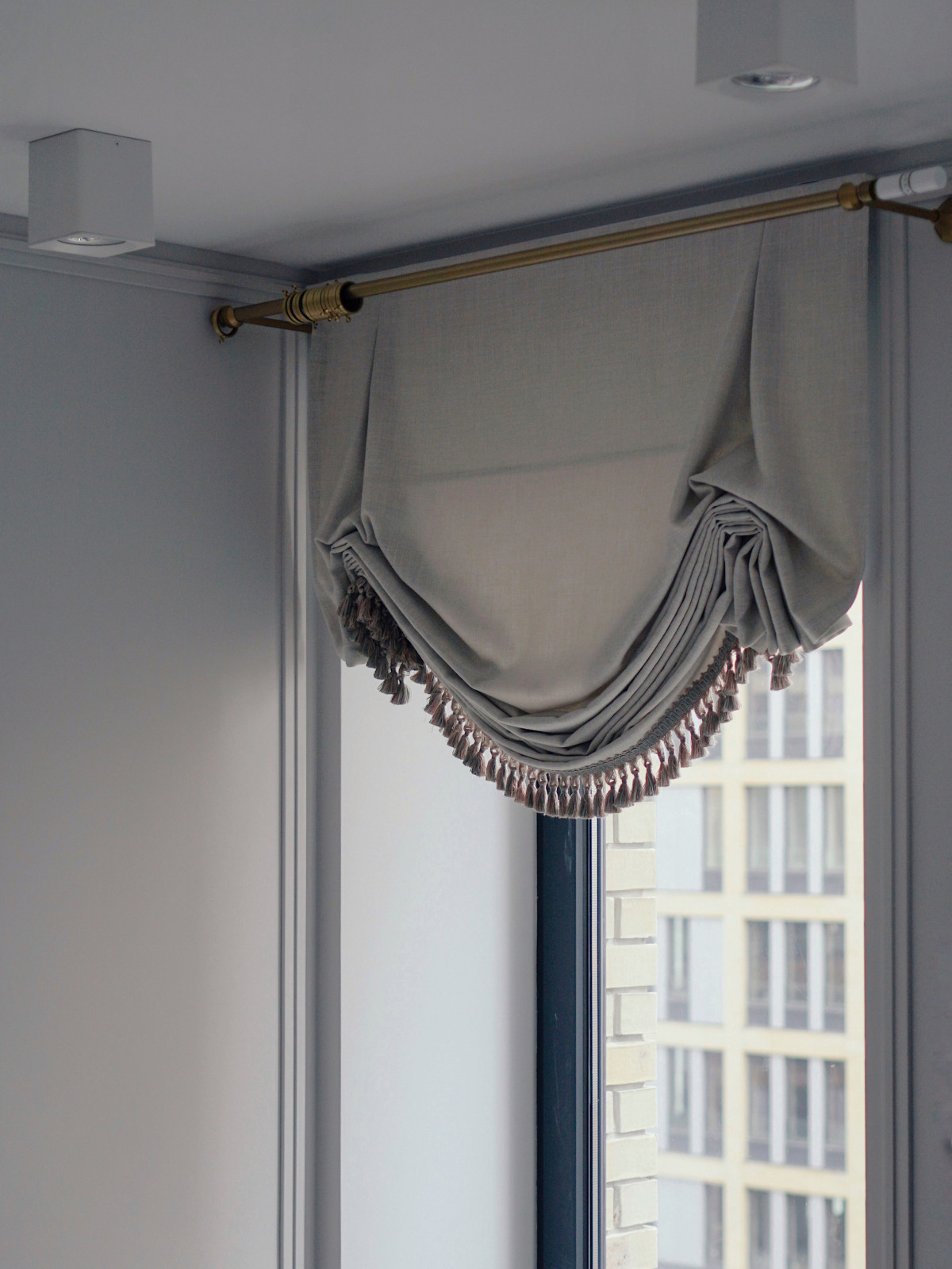 Спальня. Декоративная австрийская штора