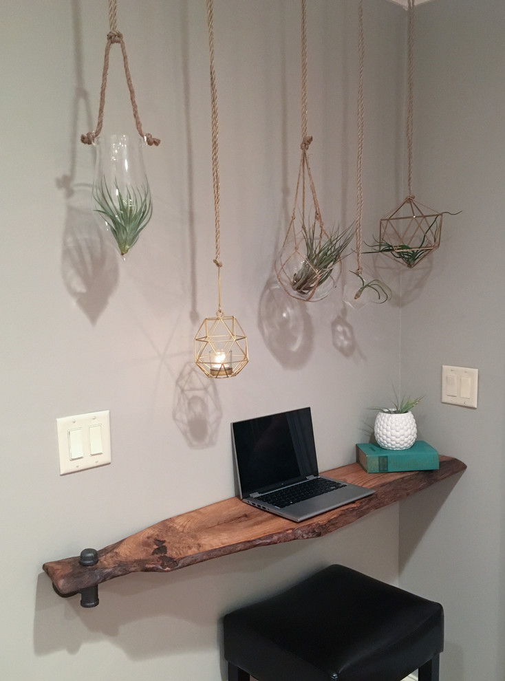 Example of a small transitional single-wall eat-in kitchen design