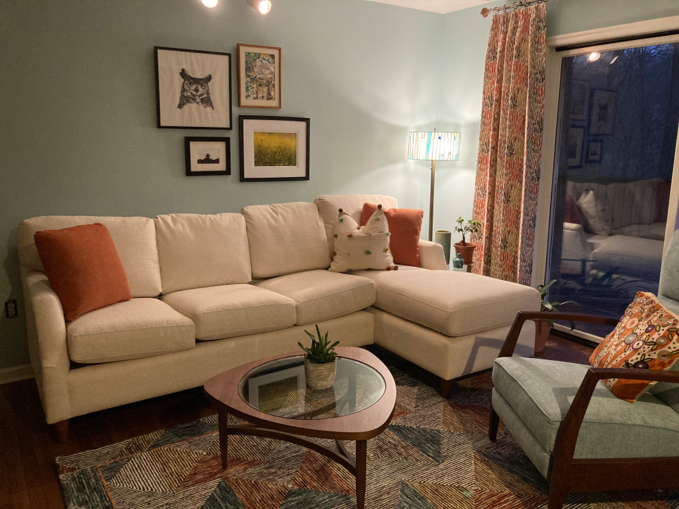 Réalisation d'une petite salle de séjour vintage ouverte avec un mur bleu, un sol en bois brun et un téléviseur indépendant.