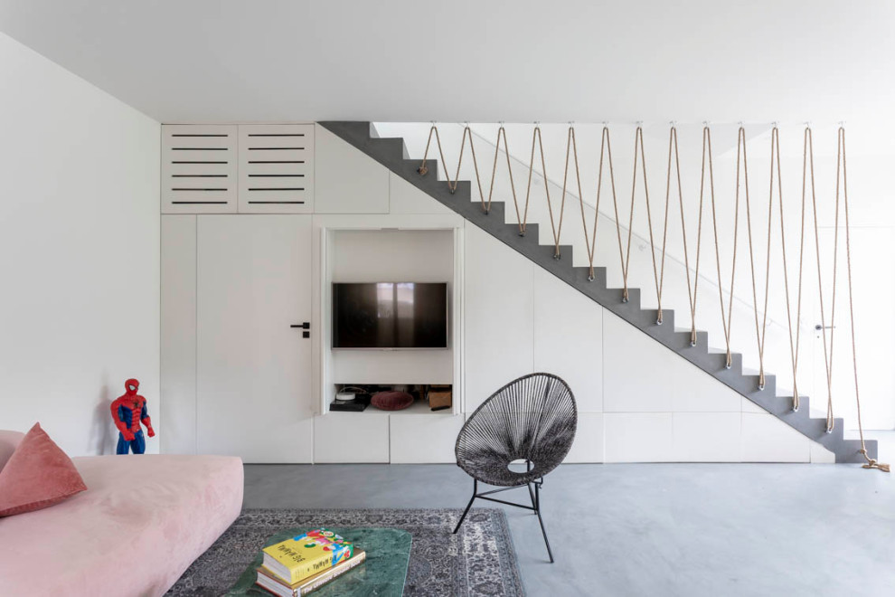 Design ideas for a mid-sized concrete straight staircase in Paris with concrete risers and cable railing.