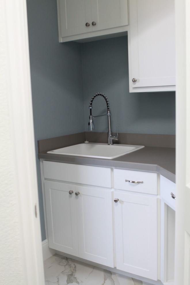 Transitional home design photo in Dallas