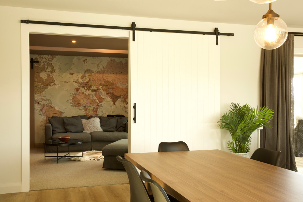 Идея дизайна: большая изолированная гостиная комната в стиле модернизм с розовыми стенами, ковровым покрытием, телевизором на стене и обоями на стенах