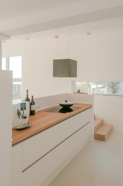 Kitchenview with black Box an Jura white piano scandinavian