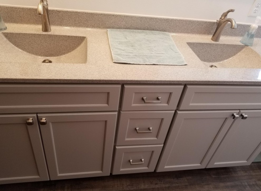 Transitional home design photo with shaker cabinets
