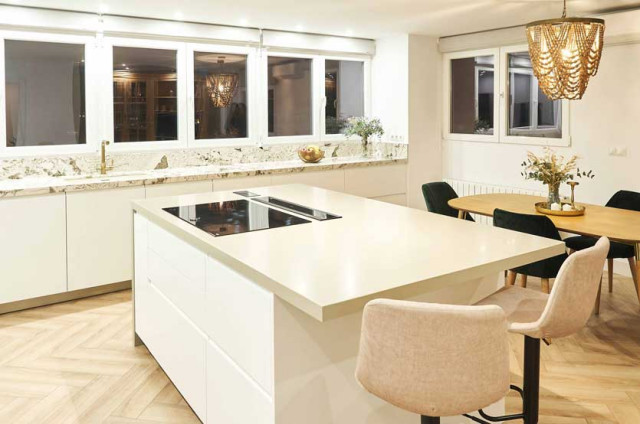 UN HOGAR GLAMUROSO contemporary-kitchen