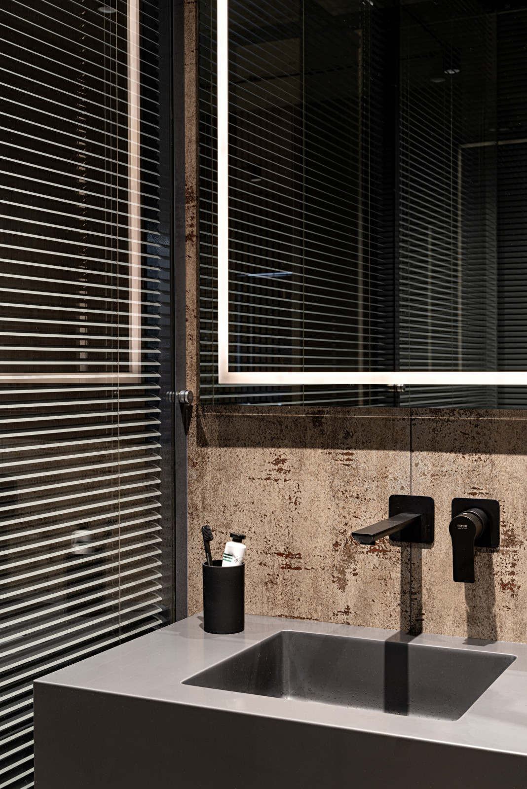 Бетонная квартира с ванной у окна