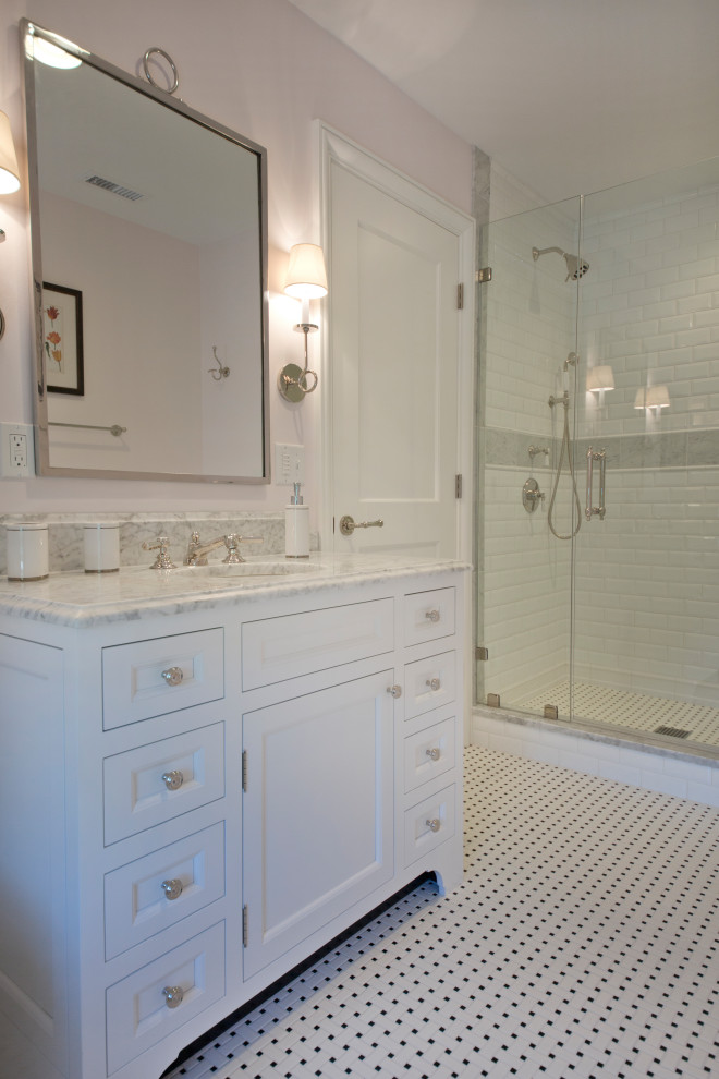 Bild på ett stort vintage grå grått badrum med dusch, med luckor med profilerade fronter, vita skåp, vit kakel, tunnelbanekakel, rosa väggar, mosaikgolv, ett undermonterad handfat och vitt golv
