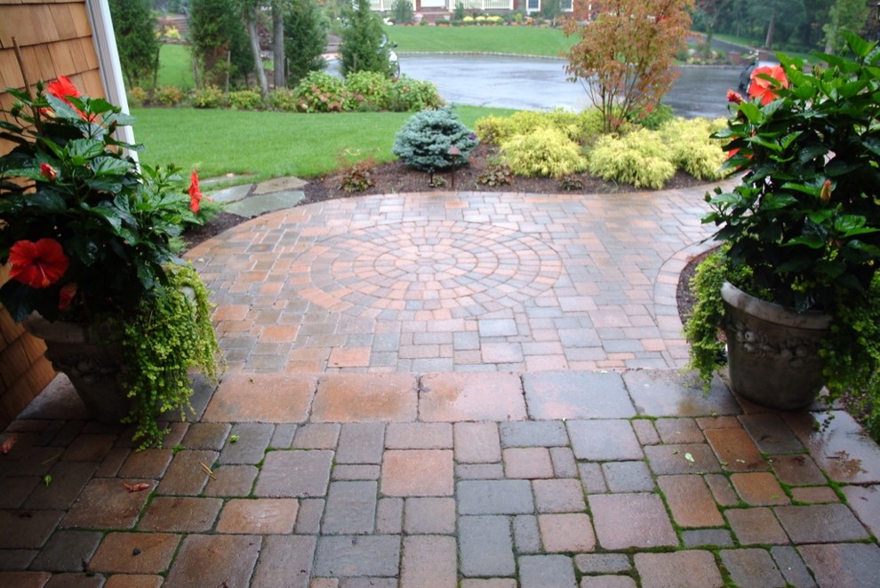 Photo of a traditional garden in New York with a garden path and natural stone pavers.