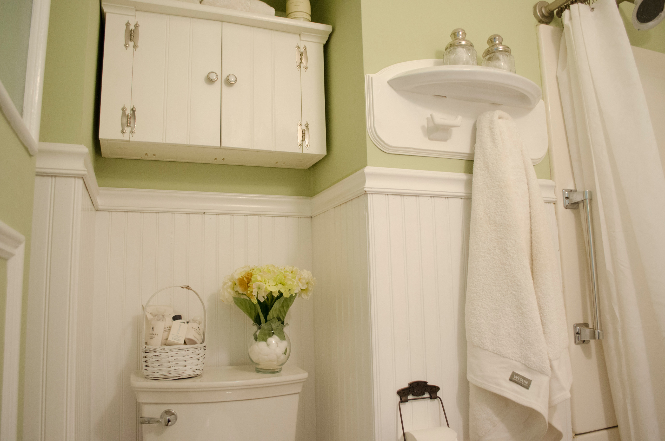 Farrow and Ball Wainscoting - French Country - Toilettes - New York - par  Red Poppy Painting and Design