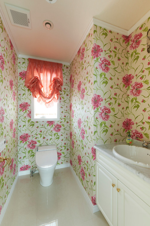 大きな花柄壁紙を使ってエレガントになったトイレの施工事例