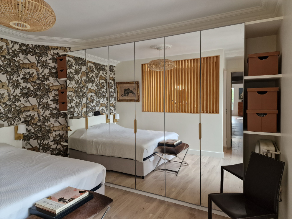 パリにある中くらいなトランジショナルスタイルのおしゃれな主寝室 (ベージュの壁、ラミネートの床、暖炉なし、ベージュの床、壁紙)