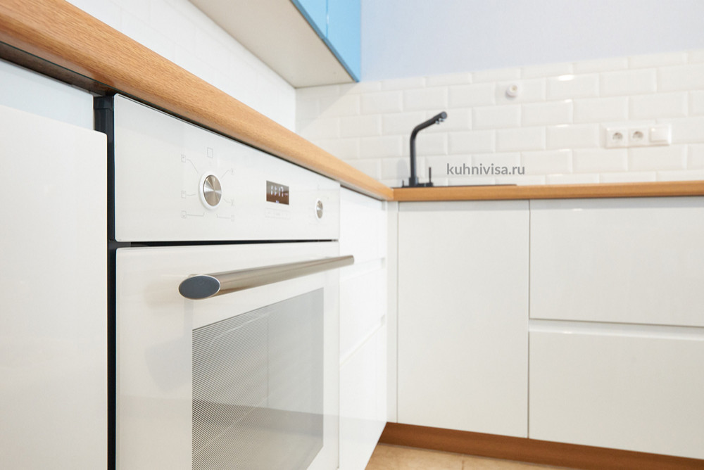 бело-голубая кухня с интегрированными ручками