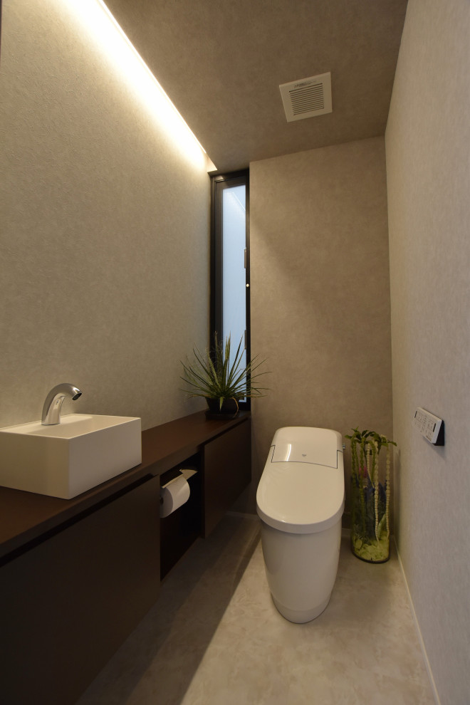 Стильный дизайн: туалет в стиле модернизм с полом из винила, бежевым полом и обоями на стенах - последний тренд