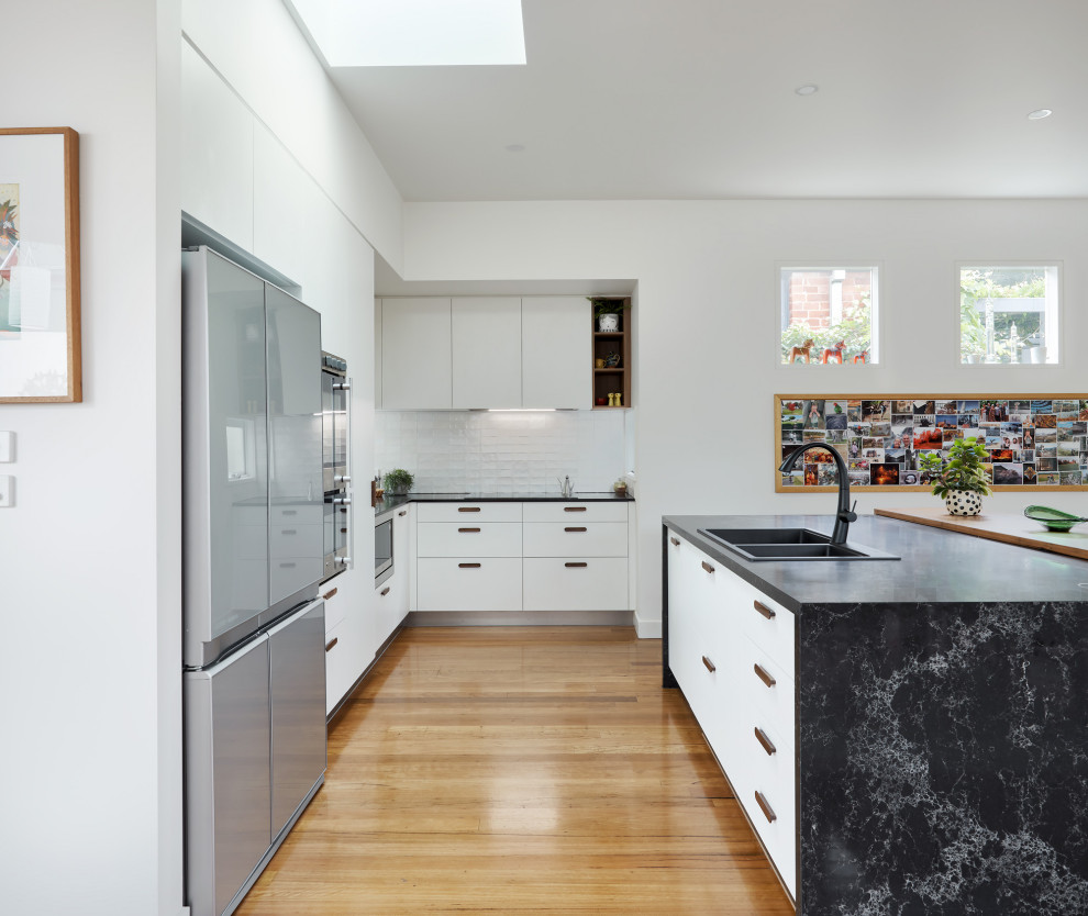 This is an example of a contemporary kitchen in Melbourne.