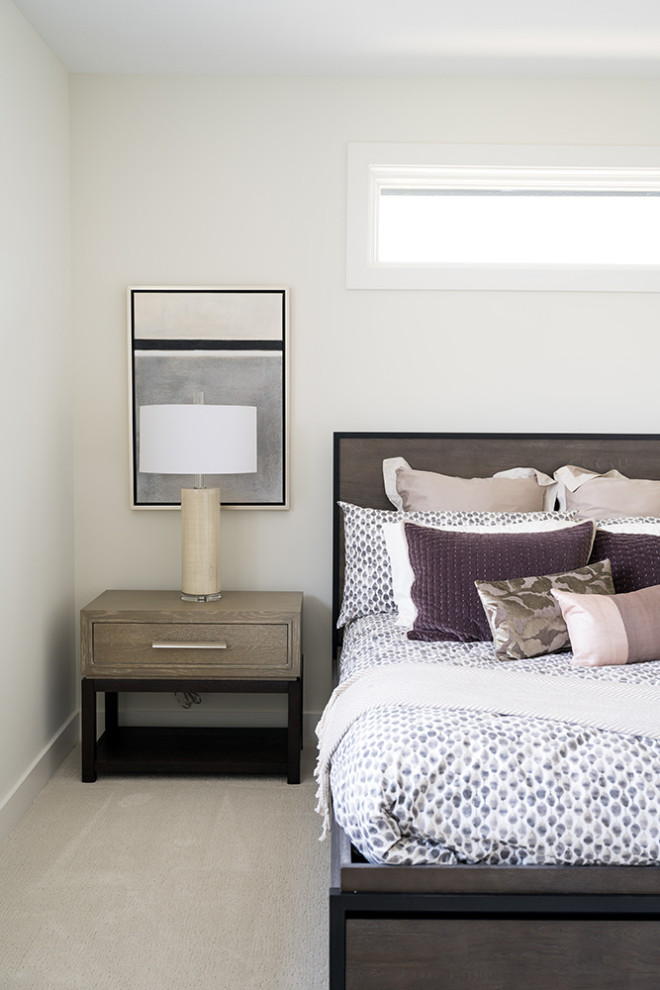 На фото: хозяйская спальня среднего размера в стиле модернизм с белыми стенами, ковровым покрытием и бежевым полом без камина с