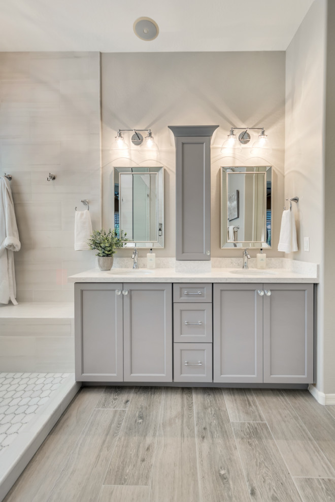 Idéer för mellanstora vintage vitt en-suite badrum, med skåp i shakerstil, grå skåp, en öppen dusch, vit kakel, porslinskakel, grå väggar, ett undermonterad handfat, granitbänkskiva och flerfärgat golv