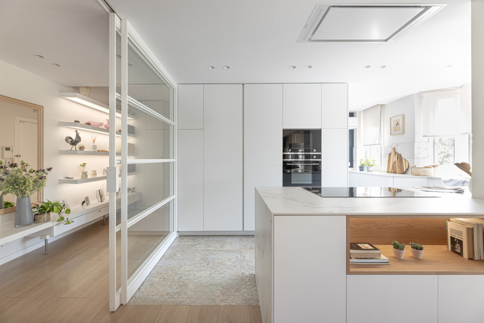 This is an example of a large scandinavian kitchen in Barcelona.