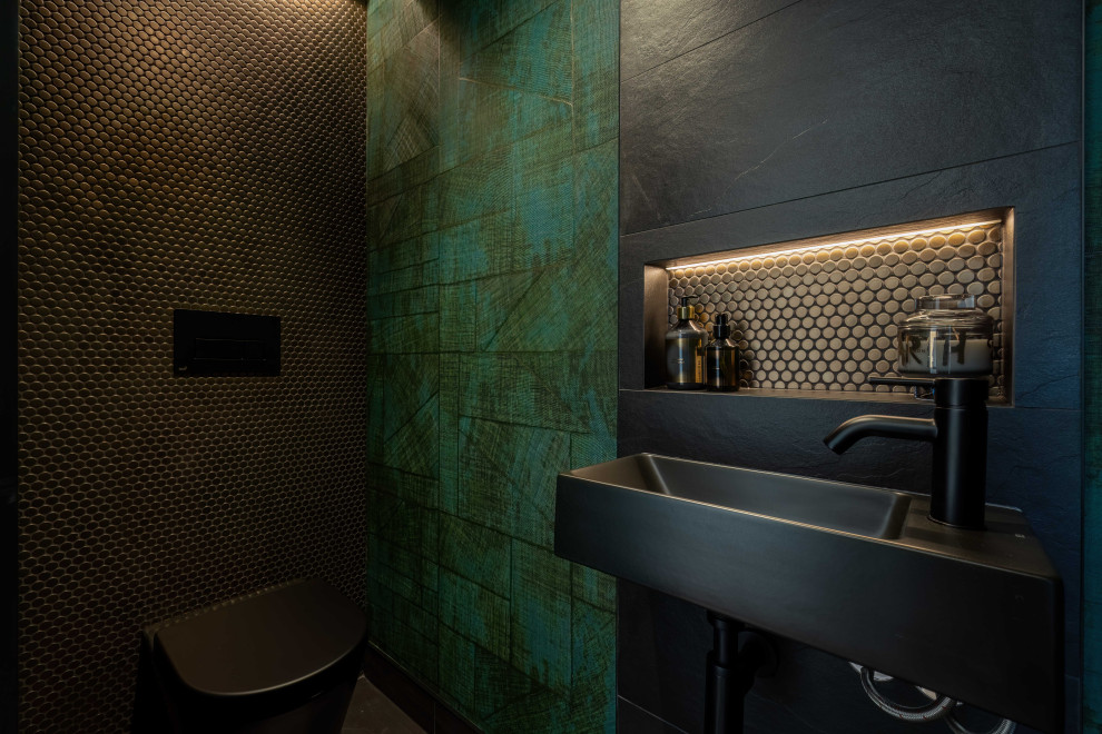 Kleine Moderne Gästetoilette mit Toilette mit Aufsatzspülkasten, grüner Wandfarbe, Porzellan-Bodenfliesen, Wandwaschbecken, schwarzem Boden und Tapetenwänden in Christchurch