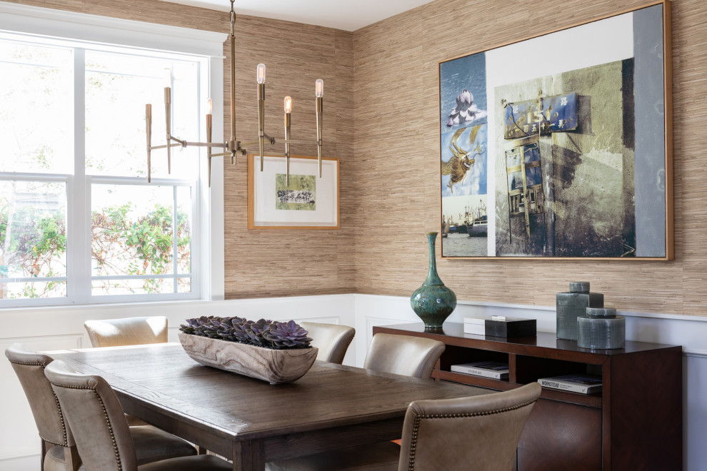 Inspiration pour une salle à manger rustique de taille moyenne avec un mur beige, parquet foncé, un sol marron et du papier peint.