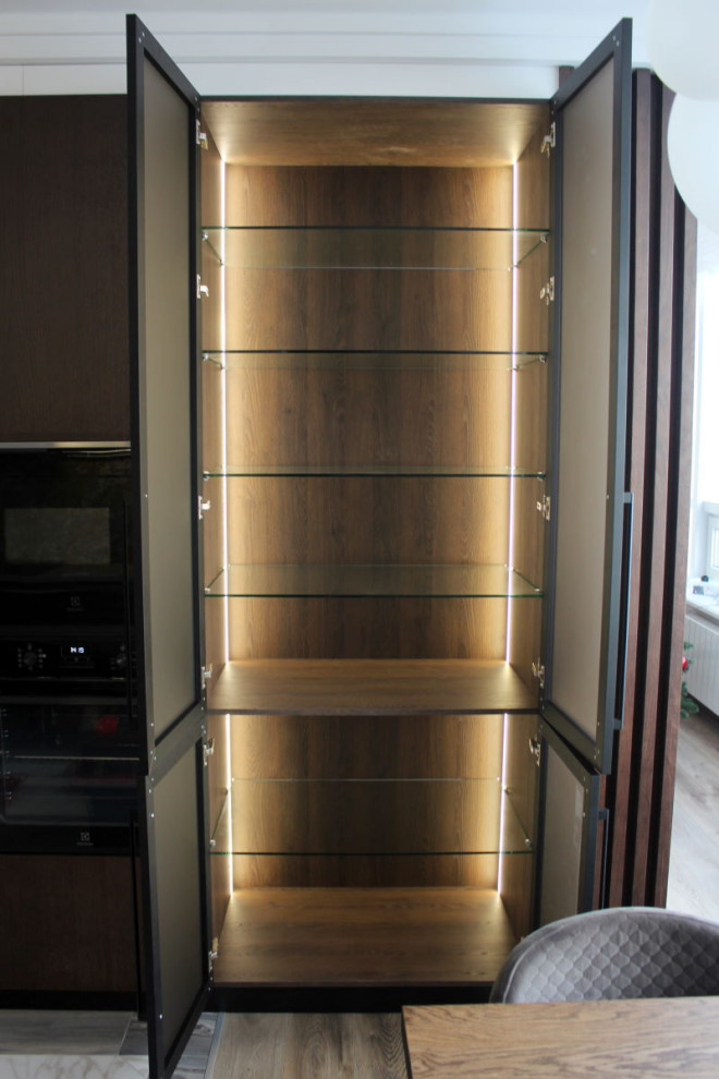 Стеклянные фасады с подсветкой на кухне