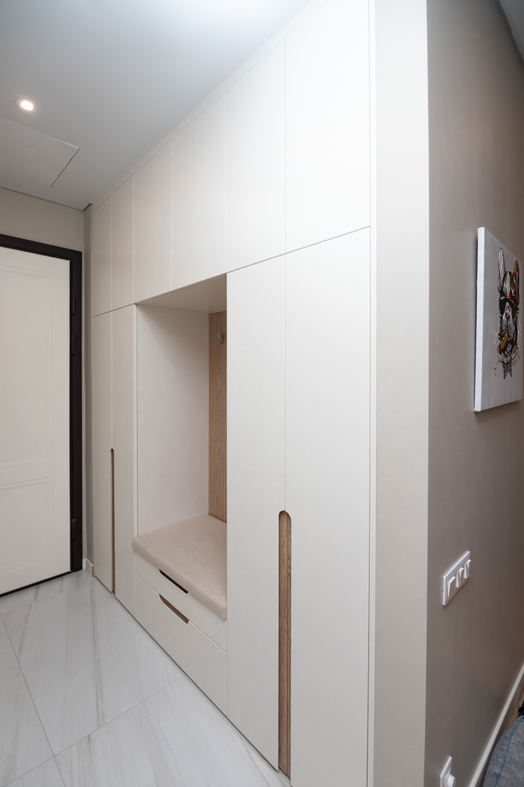 Гардероб и шкаф в прихожую в минималистичном стиле