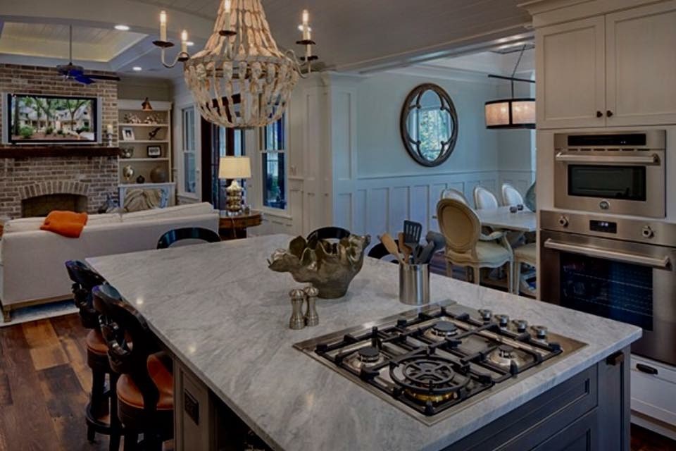Transitional kitchen photo in Chicago