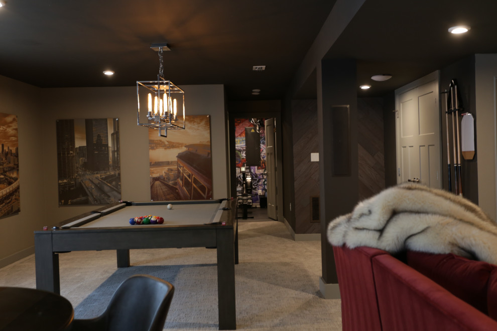 Idee per un grande soggiorno design aperto con sala giochi, pareti beige, moquette, parete attrezzata e pavimento grigio