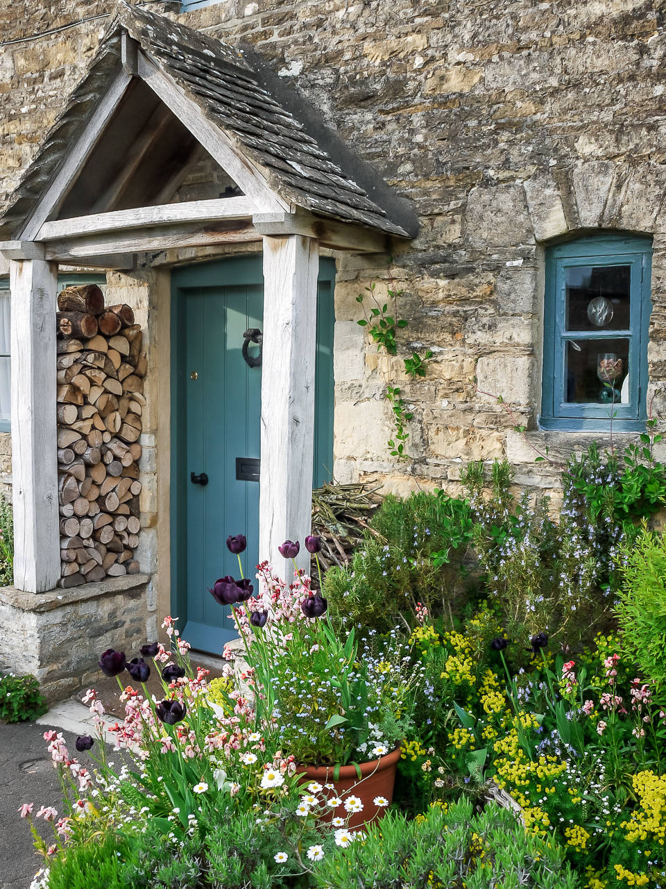 Lessons in Small-Garden Design From 11 English Entryways, image size:960x1280