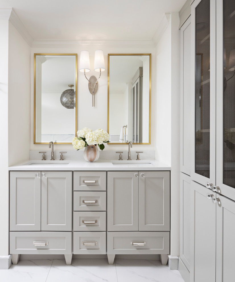 Inredning av ett klassiskt stort vit vitt en-suite badrum, med skåp i shakerstil, grå skåp, vit kakel, porslinskakel, vita väggar, klinkergolv i porslin, ett undermonterad handfat, bänkskiva i kvarts och vitt golv